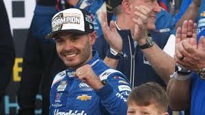 NASCAR ಚಾಂಪಿಯನ್ ಕೈಲ್ ಲಾರ್ಸನ್ ಹೊಸ ತಂಡದ ಮಾಲೀಕತ್ವದ ಪಾತ್ರದೊಂದಿಗೆ ತಮ್ಮ ವೃತ್ತಿಜೀವನವನ್ನು ವಿಸ್ತರಿಸಿದ್ದಾರೆ.