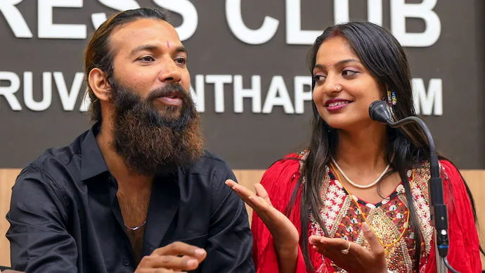 ಧಾರ್ಮಿಕ ಮತಾಂತರ ಅಥವಾ ಲವ್ ಜಿಹಾದ್ ನಡೆದಿಲ್ಲ ಎಂದು ಸ್ಪಷ್ಟಪಡಿಸಿದ ಕುಂಭ ಖ್ಯಾತಿಯ ಮೊನಾಲಿಸಾ ಮತ್ತು ಅವರ ಪತಿ ಟೀಕೆಗೆ ಪ್ರತಿಕ್ರಿಯಿಸಿದ್ದಾರೆ.
