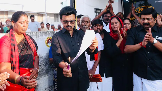 "ಸೀಮಿತ ವಿಂಗಡಣೆ ವಿಷಯಕ್ಕೆ ಸಂಬಂಧಿಸಿದಂತೆ ಎಂ. ಕೆ. ಸ್ಟಾಲಿನ್ ನೇತೃತ್ವದಲ್ಲಿ ಕಪ್ಪು ಬಾವುಟ ಪ್ರತಿಭಟನೆ, ಪ್ರಸ್ತಾವಿತ ಮಸೂದೆಯ ಬಗ್ಗೆ ಕಳವಳ"